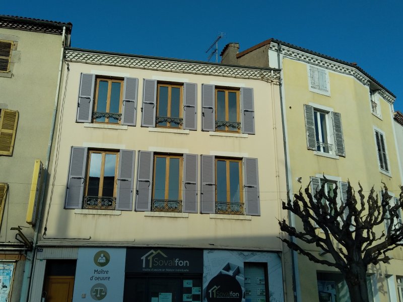 1480 Maison de ville standing / local commercial / centre ISSOIRE