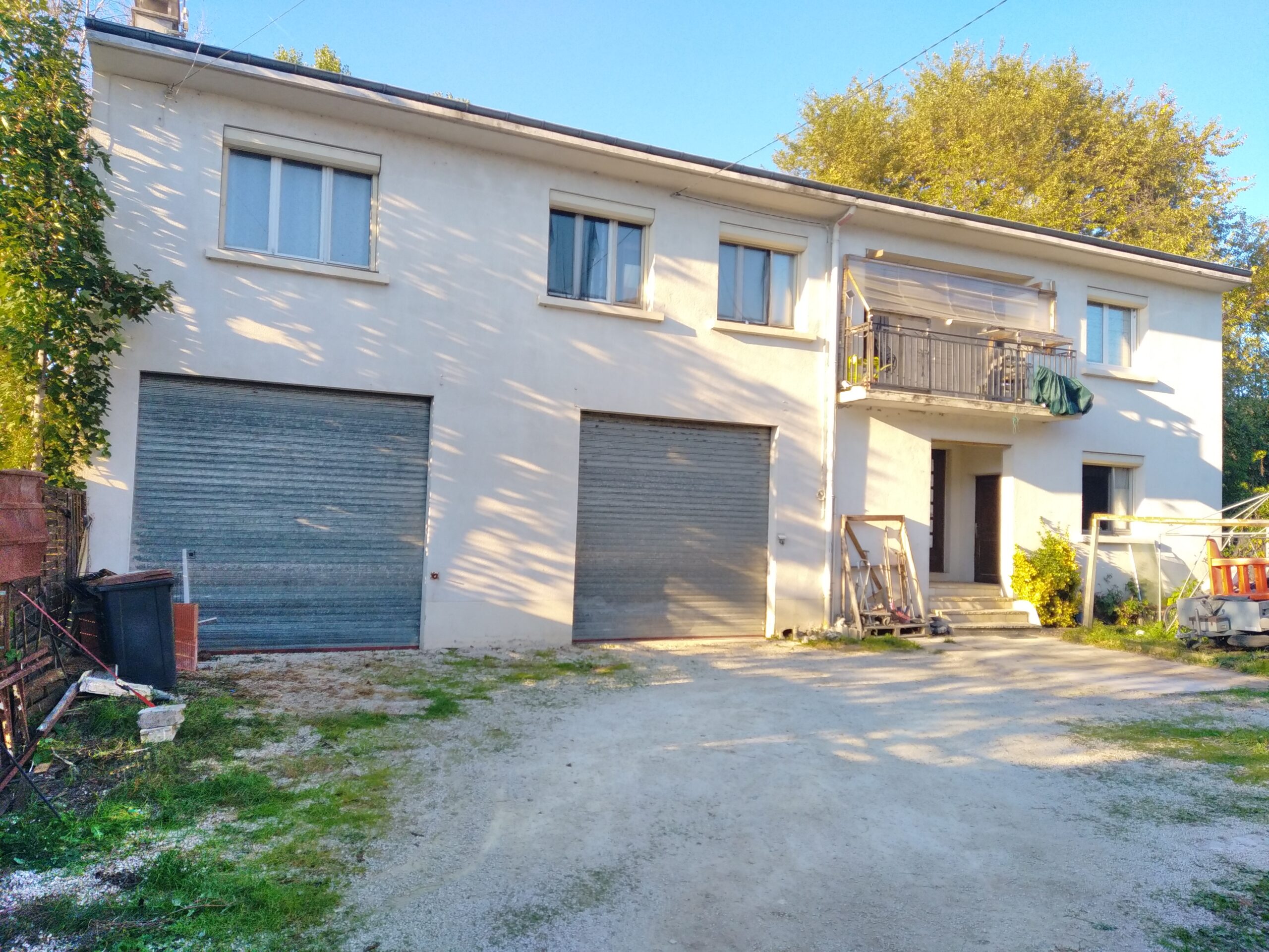 1853 Quartier Estavel / Maison et garages